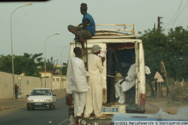 Senegal - Dakar - Transporte cotidiano
(Como no les gusta que se les haga fotos, ésta está hecha desde el coche)
