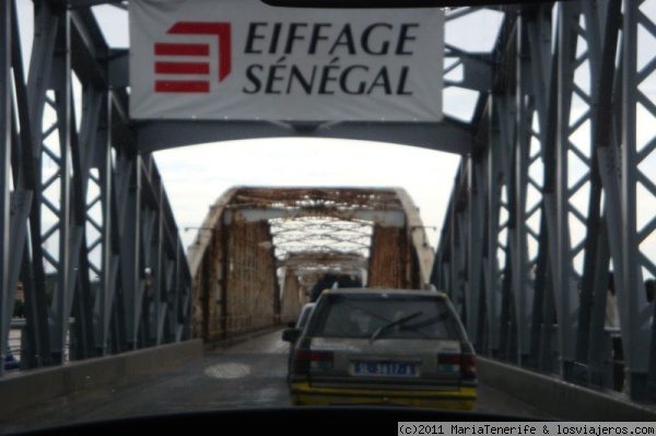 Senegal - Puente Faidherbe para llegar a Saint Louis en plena restauración.
El Puente Faidherbe fue construido por Francia en 1897 para acceder a la isla de Saint Louis y está siendo restaurado gracias a capital Francés.
