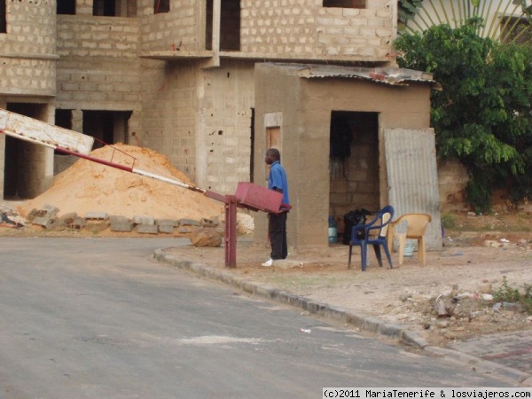 Senegal - Dakar - Garita de seguridad en urbanización privada (Mermoz)
En las urbanizaciones siempre hay seguridad privada, que ayuda a frenar los hurtos y el pillaje.
