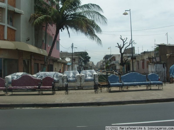 Senegal - Dakar - Para qué voy a pagar el alquiler de una tienda para vender los muebles...
Vida cotidiana de Dakar - Zona de venta de muebles con exposición en la calle.

