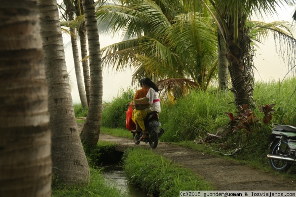 el mejor medio de transporte para Bali
Pareja de balineses en Ubud
