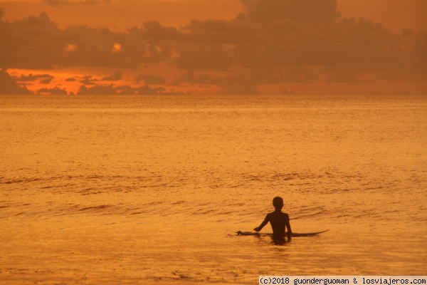 Indonesian Sunset
A surfing boy enjoying the last waves of the day
