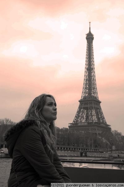 Desde la otra orilla del Sena
Mi amiga Mar tomando un respiro antes de la caminata hacia la Torre
