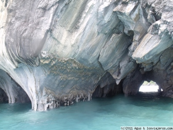 Capillas de Mármol
Puerto Tranquilo es una localidad pequeña dedicada al turismo. Para ver estas formaciones rocosas tan especiales salen botes a medida que se va juntando el número de pasajeros que puede llevar el bote, el viaje es seguro y es cerca.
