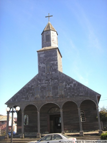 Iglesia Santa María de Loreto de Achao
La Iglesia de Achao es la más antigua de las iglesias chilotas que permanecen en pie. Su nave fue construida alrededor de 1740.  Declarada Patrimonio de la Humanidad, se construyó sin clavos, sólo con tarugos.
