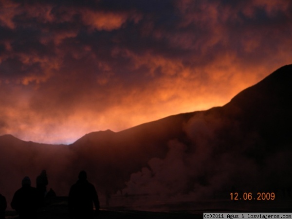 Amanecer Geiser del Tatio
Soportar el frio y levantarse cuando está oscuro para ver el cielo de un rojo profundo y el agua saltando de la tierra,  valió la pena.
