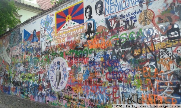 Muro de John Lennon
Situado en el barrio de Malá Strana, el muro de John Lennon se ha convertido en un símbolo de la revolución no violenta.

