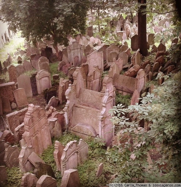 Cementerio Judío de Praga
Antiguo cementerio judío en la ciudad de Praga. El cementerio judío data de 1439 y se encuentra dentro de la ciudad. Es realmente impresionante, con todas sus tumbas muy juntas, apiladas y muchas de ellas tiradas por el paso del tiempo. Hay muchas leyendas en torno a este cementerio, entre ellas la de unos niños fantasmas que cantan por la noche...
Debido a la falta de espacio se enterraban hasta diez cuerpos uno encima del otro, llegando a albergar este cementerio unas 100.000 almas y 12.000 lápidas.
