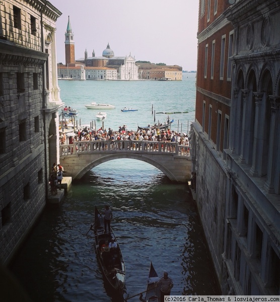 Venecia desde puente de los Suspiros
Foto realizada desde el puente de los Suspiros que comunica el palacio Ducal con las mazmorras.
