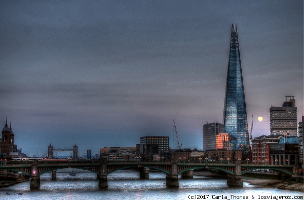 Londres
Anochecer en Londres. Fotografía tomada desde el puente que hay a la entrada del Tate Modern.

