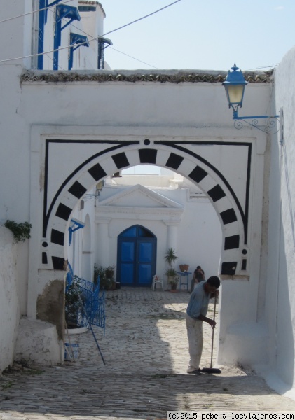 Barriendo la puerta
Sidi Bou Said. En sus quehaceres matinales al fondo descanso al frente trabajo, barriendo la puerta.
