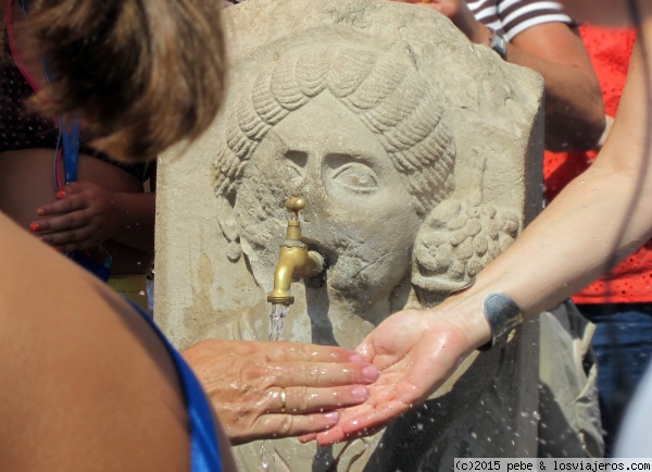 Pompeya Intima
Refrescandonos en una de las fuentes de Pompeya. Ese dia apretaba el calor.
