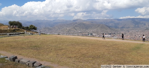 Cusco visto desde Saqsaywaman,
La fortaleza de Saqsaywaman, domina la ciudad de Cusco, con vistas espectaculares.
