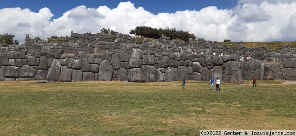 Saqsaywaman
El término Sacsayhuaman significa en quechua “lugar donde se sacia el halcón”. El nombre seguramente se debe a la presencia de estas aves. Se presume que fue una fortaleza, aunque también se cree que pudo ser un centro ceremonial.
