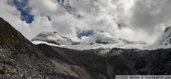 Glaciares de la Laguna 69
Por encima de la Laguna 69, se observa este paisaje espectacular
