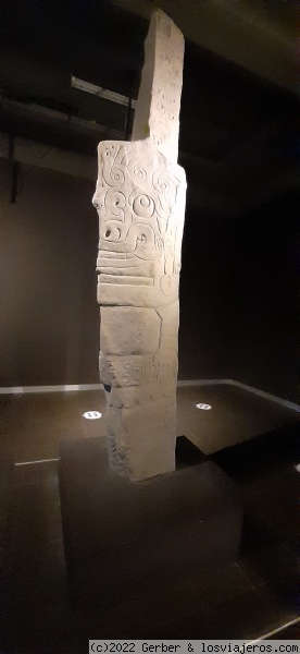 Lanzón de Chavín
En realidad este es Obelisco Tello, que se encuentra en el museo, el que está en el templo no se puede fotografiar.
