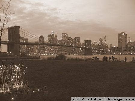 Skyline de Manhattan
Foto echa desde el parquecito que hay bajo el Puente de Brooklyn. Ya sea por la amaneciendo, anocheciendo o de noche, o de dia la imagen es espectacular.

