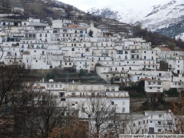 Trevélez pueblo de la Alpujarra famoso por sus jamones
Trevélez está situado a 1400 metros de altitud. Famoso por sus jamones y en la Alpujarra. Podeis disfrutar en el pueblo de unas tipicas migas alpujarreñas con una truchita y comprar un jamón de paso.
