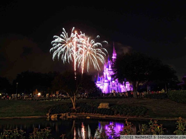 Dos castillos en Disney
Foto tomada en el momento de los castillos artificiales en DisneyWorld (Orlando). Los de Valencia son mejores :-)
