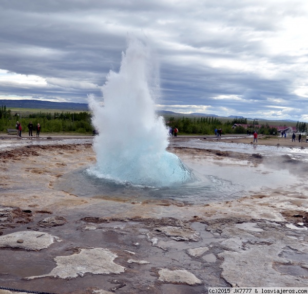 Geysir
Espectacular toma de como el agua hirviendo sale disparada hacia el cielo
