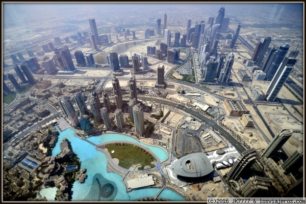 Dubai lejano
vistas de la ciudad de Dubai desde el hotel más alto del mundo.
