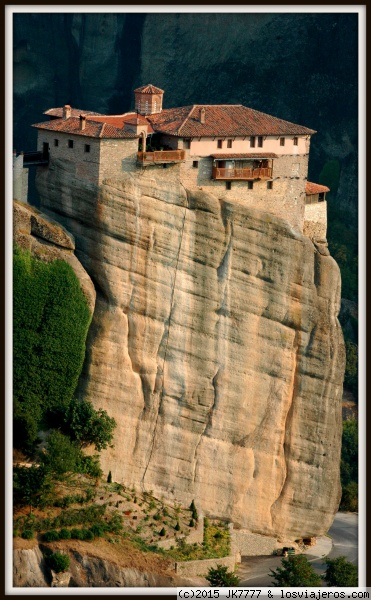 Monasterio de Meteora
Clasificados como patrimonio de la Humanidad por la UNESCO, los Monasterios de Meteora, están localizados al norte de Grecia, cerca de la ciudad de Kalambaka. Construídos en la cima de imponentes rocas como forma de protegerse de ataques y asedios, los monasterios de Meteora parecen literalmente suspendidos en el cielo. Su emplazamiento, ha permitido preservar tradiciones religiosas griegas protegiendo un reducto de la cultura helénica durante siglos.
