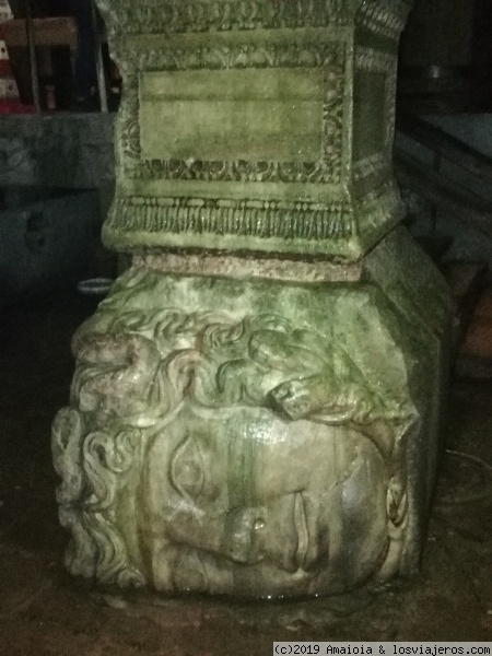 Columna de Medusa
Base de columna con cabeza de Medusa en la Cisterna Basílica de Estambul (hay dos)
