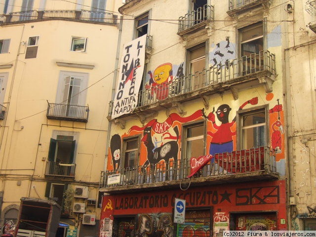 Foro de Alojamiento En Napoles: Grafiti en casa okupas Nápoles