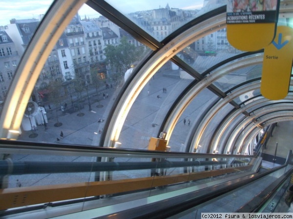 Centro Pompidou
Bajando las escaleras del Centro Pompidou, se observa el contraste con el barrio en que está inserto
