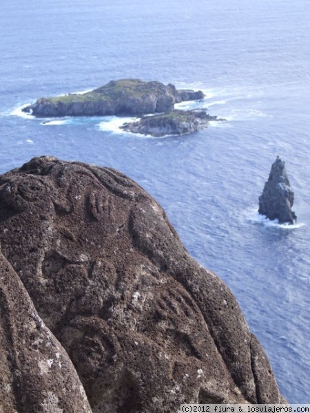 Rapa Nui Isla de Pascua
Orongo lugar ceremonial que cuenta con restos de una ladea ceremonial, estos petroglifos representan al Hombre Pájaro o Tangata Manu, en los islotes o Motus anidaban las aves que eran reverenciadas
