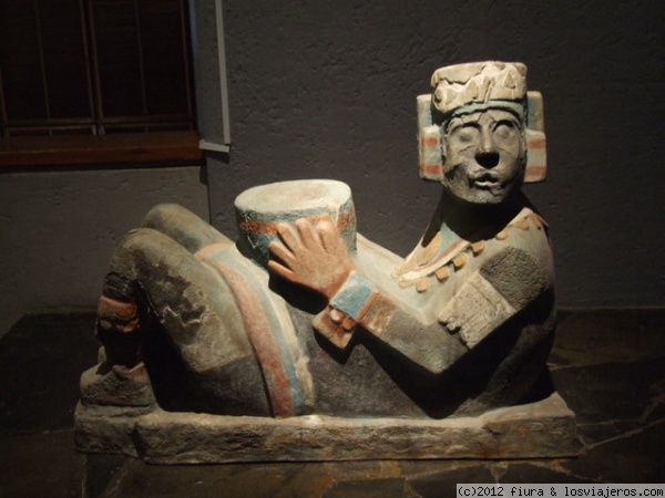 Chac Mol
Figura ceremonial en la que se colocaban ofrendas producto de sacrificios, la  vi en templo mayor de ciudad de México y en Chichen itza.
