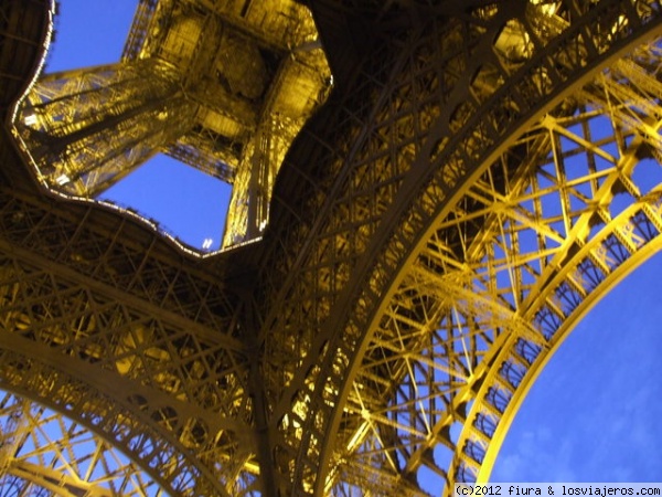 Torre Eiffel encaje al anochecer
Un encaje mágico de metales, es lo que se observa en la Torre Eiffel al anochecer
