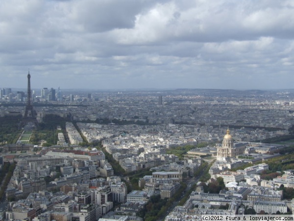 desde la Torre Montparnasse
Vista de la orilla izquierda desde la Torre Montparnasse, destacan el Duomo de la Iglesia donde están los restos de Napoleón y la Torre Eiffel
