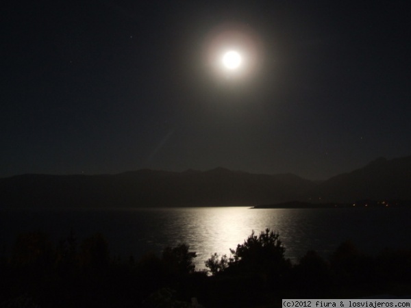 lago Villarrica bajo la luna
el lago Villarrica queda en la región de la Araucanía, la luna reflejada en una noche de verano
