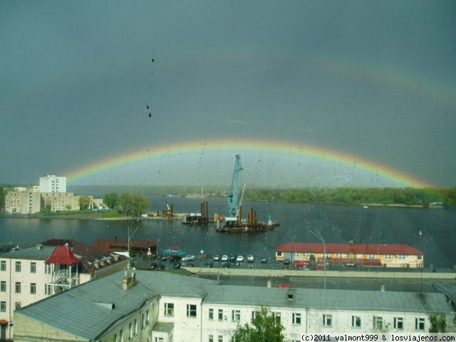 Opiniones Tarjeta Sim Ucrania 2024: Rio Dnipro en un dia de lluvia