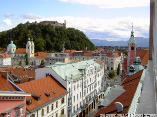 Paisaje urbano de Ljubliana
Vista de las calles de Ljubliana con castillo encima de la montaña
