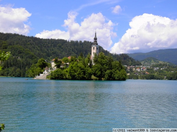 Isla  del lago Bled
Una isla en medio del lago de Bled. Directamente se accede a una larga escalinata que llega a una iglesia. Es típico las bodas allí, con todos los invitados llegando en barquitas.
