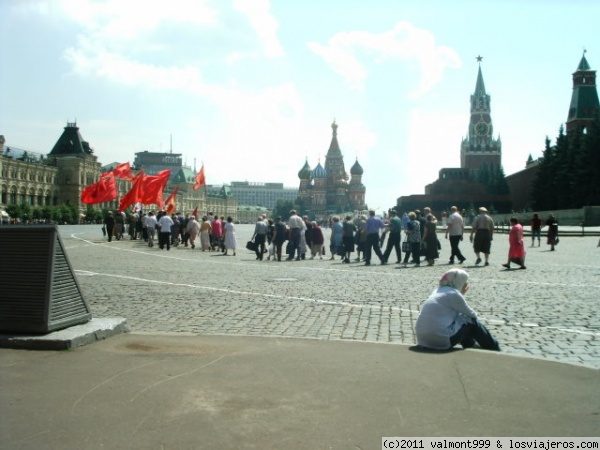 Manifestación comunista en la Plaza Roja de Moscú
Mientras veiamos la Plaza Roja de Moscú, apareció una pequeña manifestación comunista.
