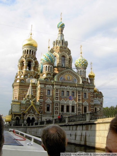 Iglesia de la Sangre Derramada en San Petersburgo
Iglesia de la Sangre derramada, vista desde un paseo por los canales de San Petersburgo
