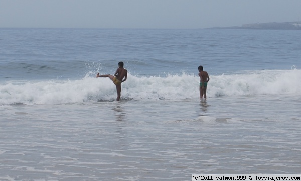 Niños en playa de Copacabana
Niños jugando con las olas en la playa de Copacabana en Rio de Janeiro
