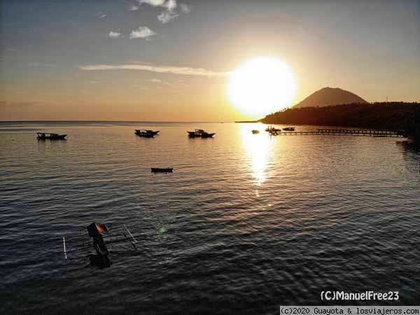 RELAX EN LA ISLA DE BUNAKEN
Puesta de sol desde la parte oeste de la isla de Bunaken, con el volcán Manado Tua de fondo.

