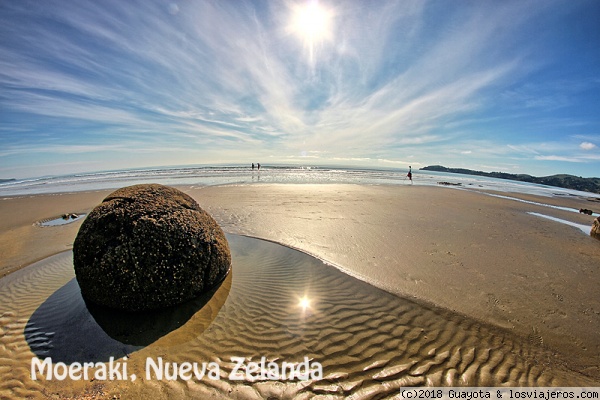 PLAYA DE MOERAKI
La verdad es que resulta muy extraño encontrar estas bolas en la playa.
