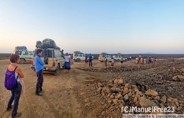 VOLCÁN ERTA ALE
Tras 6 horas de viaje en 4x4 desde Mekele, llegamos a la base del volcán, los Afar detienen el convoy y nos impiden el paso alegando que nuestros permisos no están en regla. Lo único que quieren es más dinero.
