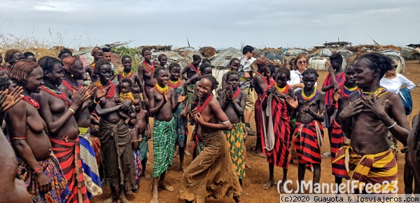 TRIBU DASSANECH
Los pobres de entre los pobres. Seminómadas. Localizados casi en la frontera con Kenia, sobreviven con el cultivo de las cosechas de sorgo en época de lluvias o las inundaciones del río Omo.
