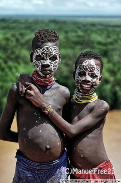 TRIBU KARO
Niños karo con el cuerpo decorado.
