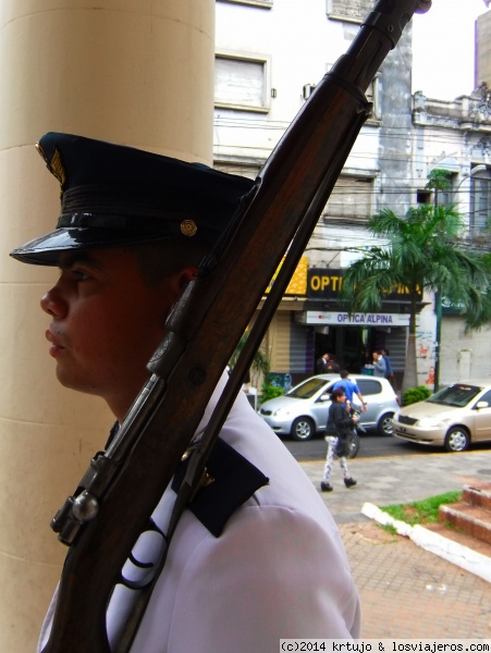 Cuidando a sus héroes
Soldado de guardia en el Panteón de los Héroes..
