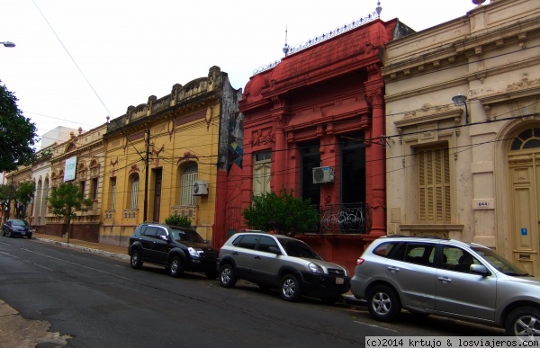 Bonita calle
Hermosas edificaciones del principios de siglo XIX...A ver hasta cuánto resisten la codicia urbanística...
