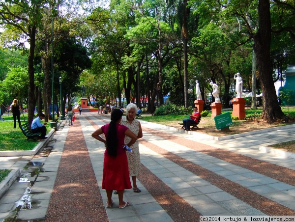 Escena en un parque cualquiera
Hay varios parques en el centro de Asunción...Son pequeños y concurridos...
