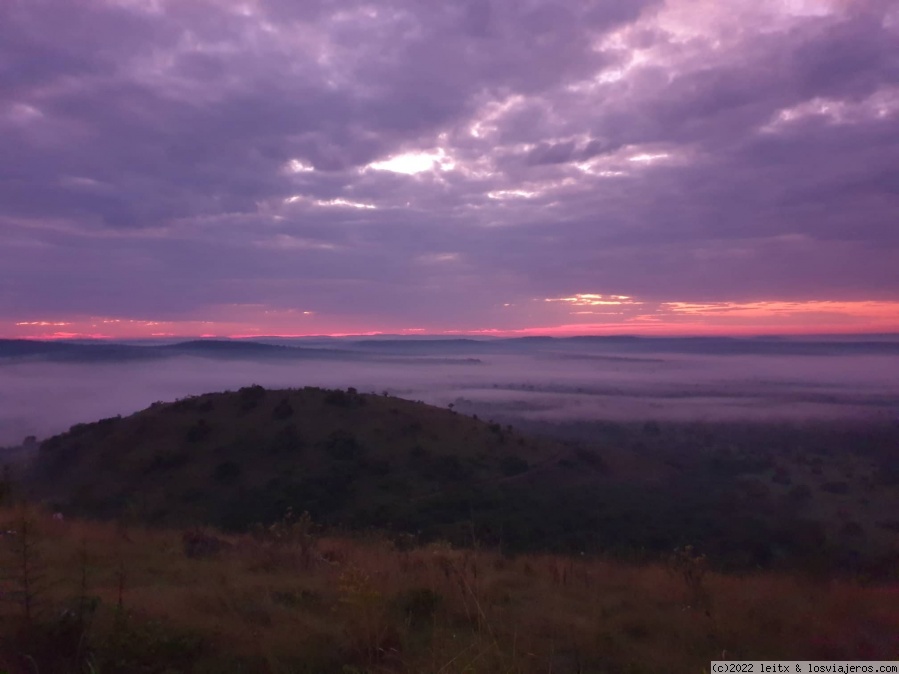 Viajar a  Uganda: MontaÃ±as Humeantes - Amanecer en el lago Mburo (MontaÃ±as Humeantes)