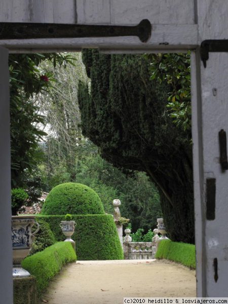 entrada a los jardines del pazo de oca
a través de esta pequeña puerta blanca se accede a los maravillosos jardines de este pazo
